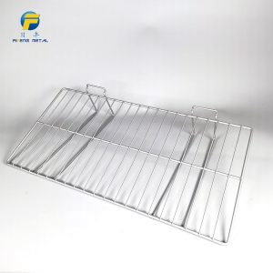 Wall-mounted storage rack with no holes in the metal slatted wall