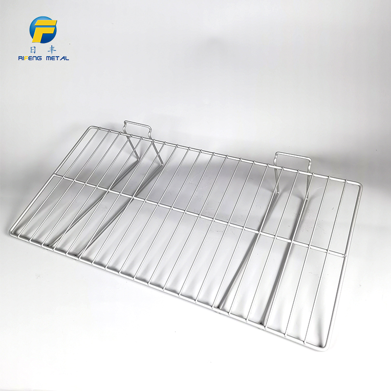 Wall-mounted storage rack with no holes in the metal slatted wall