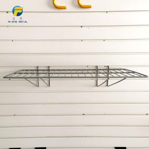 Wall-mounted storage rack with no holes in the metal slatted wall