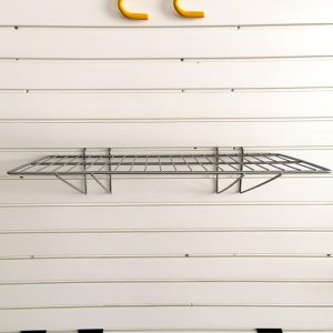 Wall-mounted storage rack with no holes in the metal slatted wall